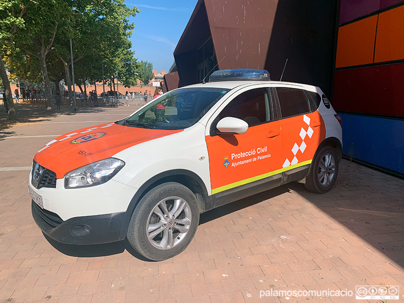 Un vehicle de Protecció Civil de Palamós fent tasques de suport en una jornada de vacunació a la Nau dels 50 metres.