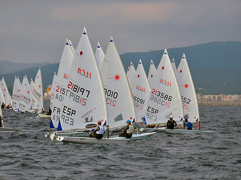Participants de la darrera edició de la regata Christmas Race. (Foto: Alfred Farré).