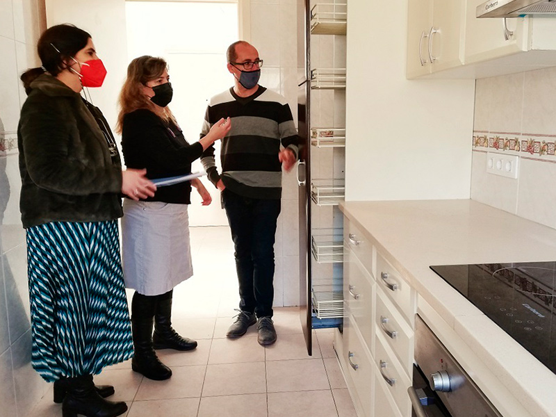 L'alcalde, la regidora d'Habitatge i la tècnica de l'Àrea d'Habitatge de Palamós, en un dels pisos socials dels que disposa l'Ajuntament.