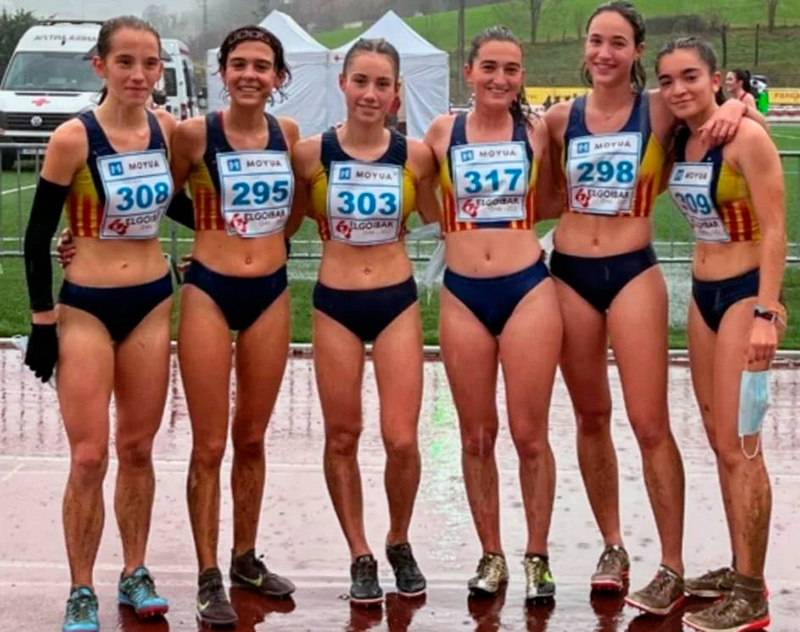 Blanca Batlle, segona per l'esquerra, amb les seves companyes de la Selecció Catalana en el Cros d'Elgóibar.