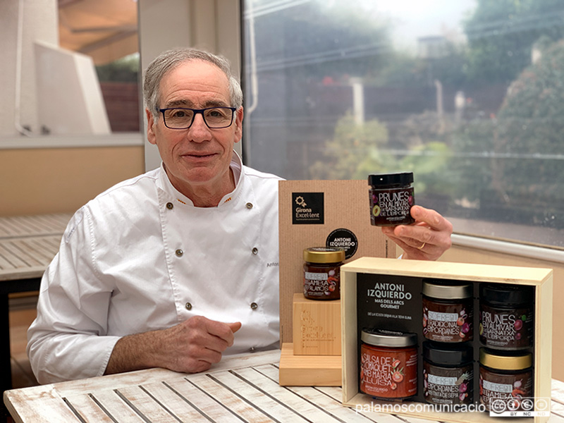 El xef Toni Izquierdo amb una mostra dels seus productes gormet.