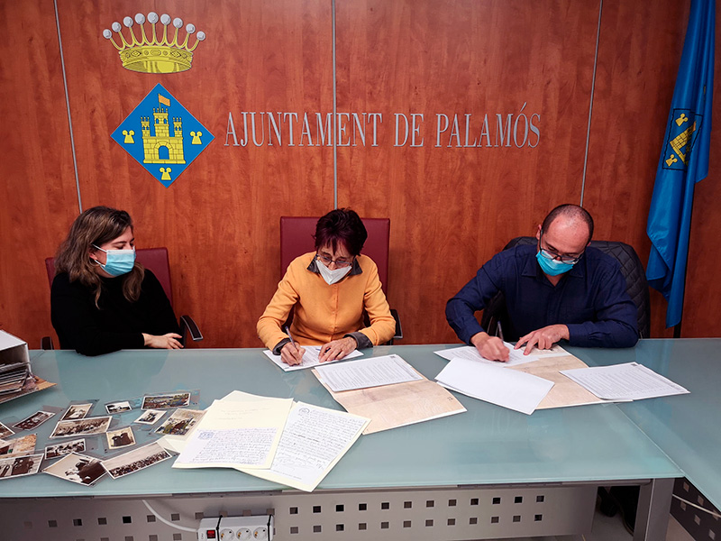 Maria Puig, regidora d'Arxiu i Patrimoni, Maria Perpinyà, familiar de mossèn Gumersind, i Lluís Puig, alcalde de Palamós. (Foto: Ajuntament de Palamós
