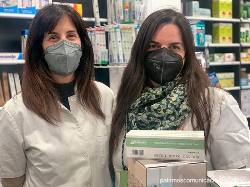 Eva Pons i Marina Gascón, farmacèutiques de la farmacia Pons & Gascón de Palamós.