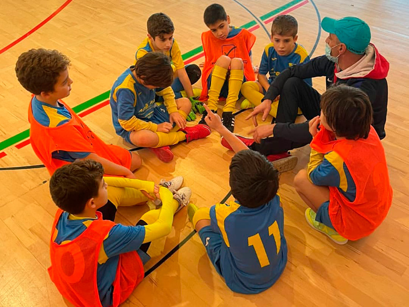 L'equip benjamí del Futbol Sala Palamós, en el descans d'un partit d'aquesta temporada. (Foto: Futbol Sala Palamós).