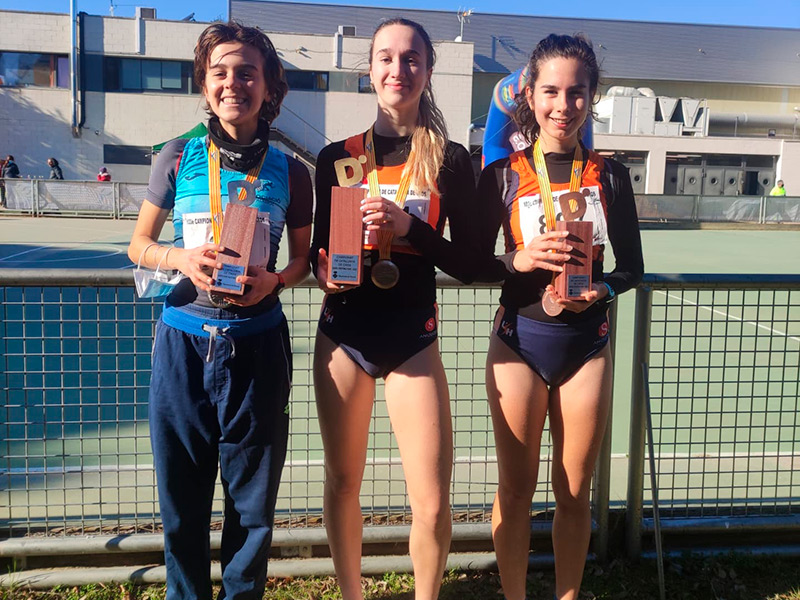 Blanca Batlle, a l'esquerra de la imatge, sotscampiona de la categoria Sub20 del Campionat de Catalunya de Cros. (Foto: AA Palamós).