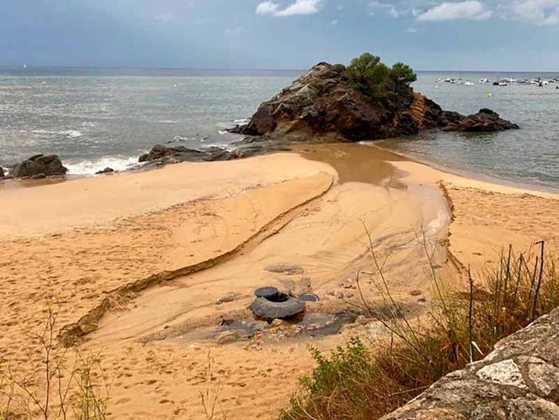 Vessament d'aigües residuals i pluvials a La Fosca, en una imatge d'arxiu. (Foto: Associacó Amics Illes Formigues).