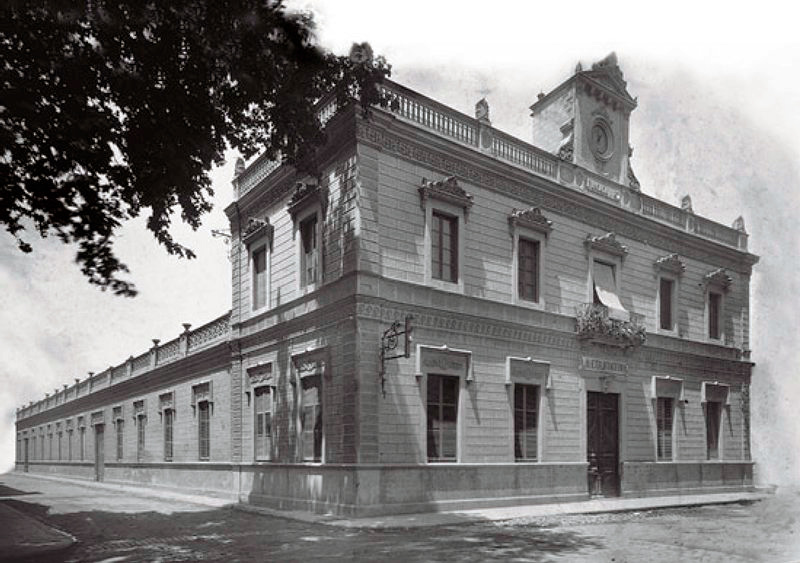 La façana de l'antic edifici de L'Equitativa. (Foto: Servei d'Arxiu Municipal de Palamós).