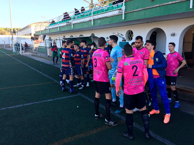 Jugadors del Palamós i del Costa Brava B, abans del partit d'ahir. (Foto: Palamós CF).