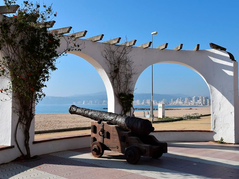 Un dels emblemàtics canons situats al Passeig del Mar de Palamós. (Foto: Ajuntament de Palamós).