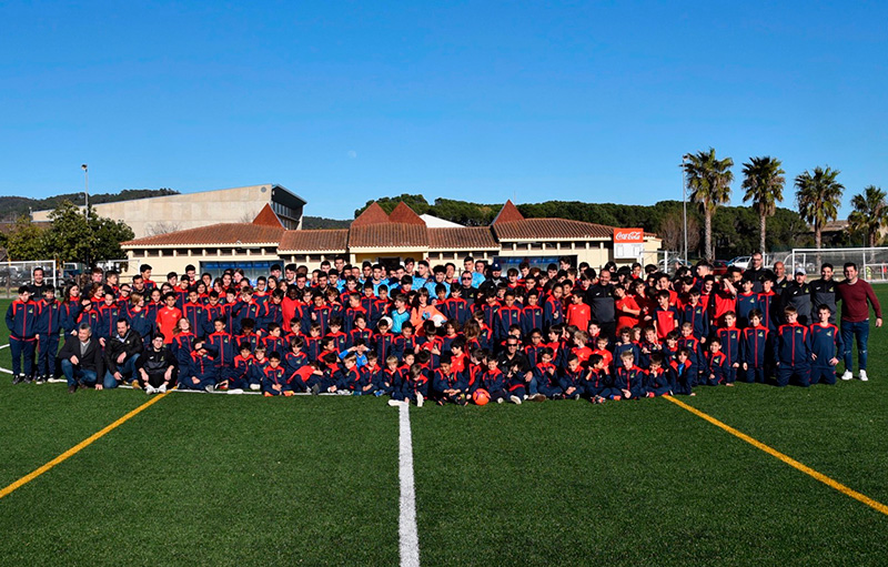 Imatge d'arxiu de la presentació de l'Escola de Futbol de Calonge i Sant Antoni, ara fa dues temporades. (Foto: EF Calonge i Sant Antoni).