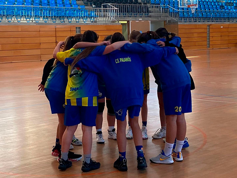 L'equip infantil femení del Club Esportiu Palamós, en un partit de fa dues setmanes al Pavelló Municipal de Palamós.