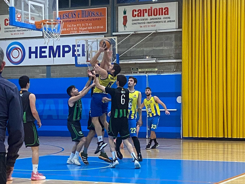 Un instant del partit d'ahir entre el CE Palamós DC i el Multicapacitats Salt. (Foto: Club Esportiu Palamós).