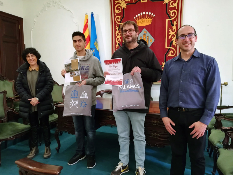 Els guanyadors de la decoració de balcons amb la tècnica de Turisme Sílvia Romero i l'alcalde Lluís Puig. (Foto: Ajuntament de Palamós).