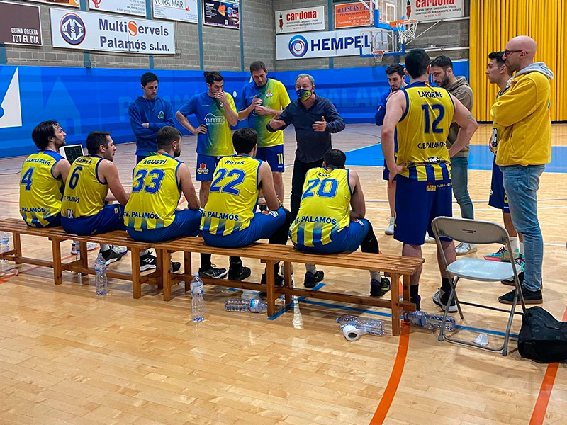 Carles Sala dona instruccions als seus jugadors en el decurs del partit d'aquest passat diumenge. (Foto: CE Palamós).
