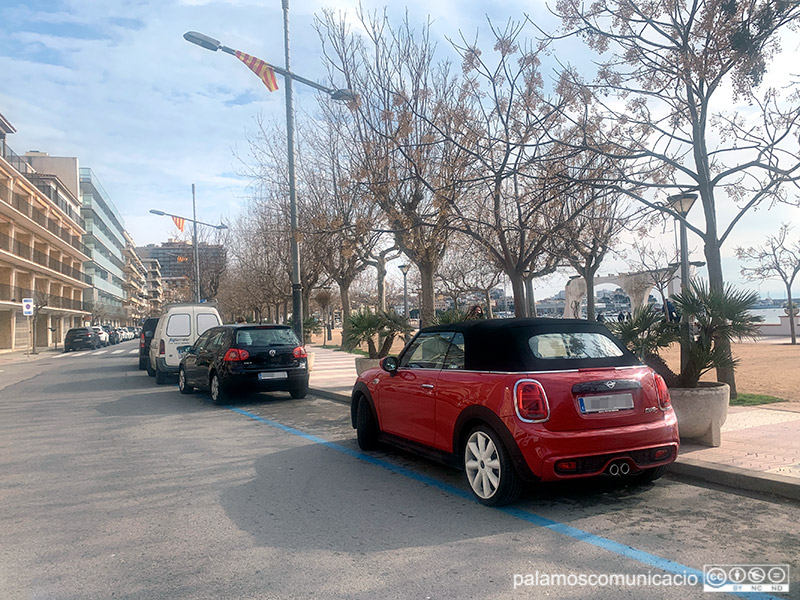 Vehicles aparcats al passeig del Mar de Palamós, aquest cap de setmana.