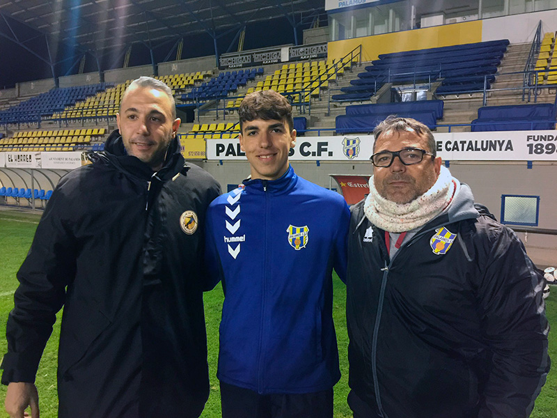 Al centre de la imatge Miki Doporto, acompanyat pel tècnic del Palamós i pel coordinador del Global Palamós. (Foto; Palamós CF).