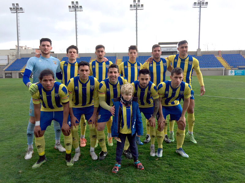 L'onze inicial del Palamós CF davant el Mollet. (Foto: Palamós CF)