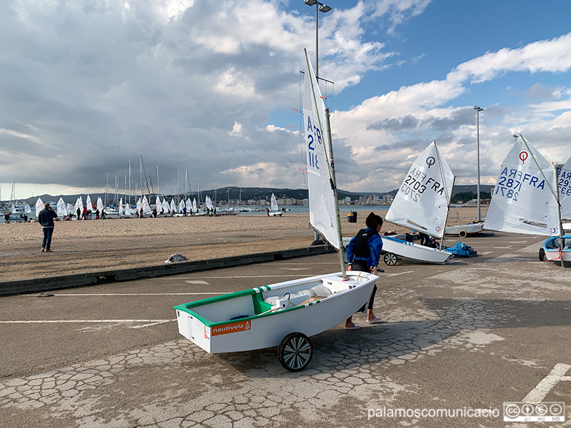 Participants de l'Optimist Trophy entrenant ahir a la badia de Palamós.