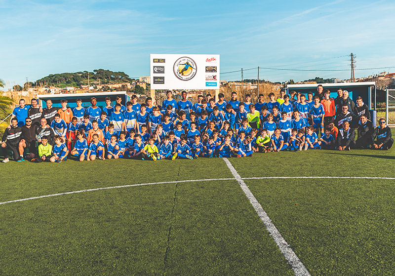 Jugadors i tècnics del FC Global Palamós, en una imatge d'arxiu. (Foto: FC Global Palamós).