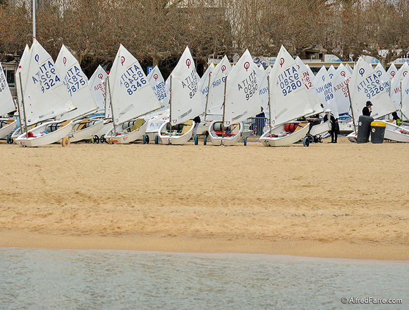 Embarcacions d'Optimist a la platja de Palamós. (Foto: Alfred Farré).