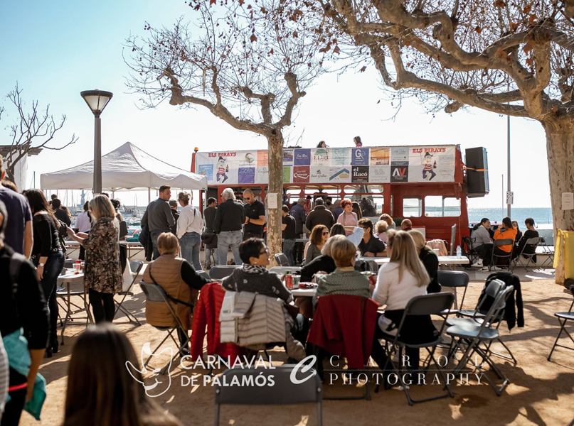 Ahir va fer un dia radiant durant el vermut dels Pirats. (Foto: Carol Photography - Carnaval de Palamós).