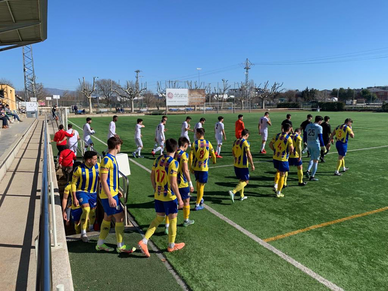 Els jugadors del PalamósCF i CF Parets sortint al terreny de joc al Municipal Josep Seguer (Foto: Palamós CF)