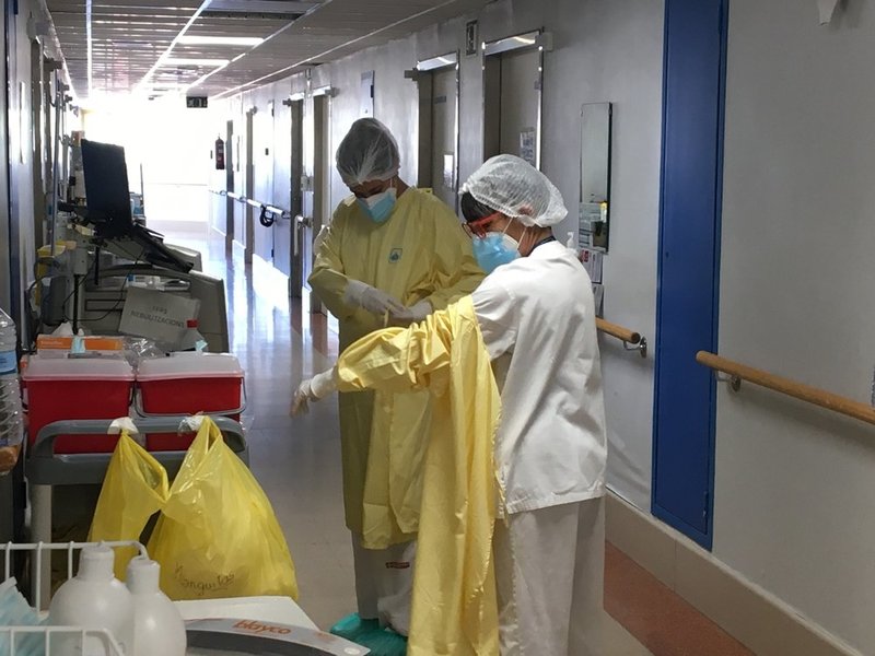Personal sanitari a la planta COVID de l'hospital de Palamós, en una imatge d'arxiu. (Foto: SSIBE).