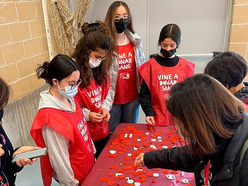 Els alumnes de tercer d'ESO van obsequiar a les persones que donaven sang amb un petit detall fet amb una impressora 3D. (Foto: Escola Vedruna).