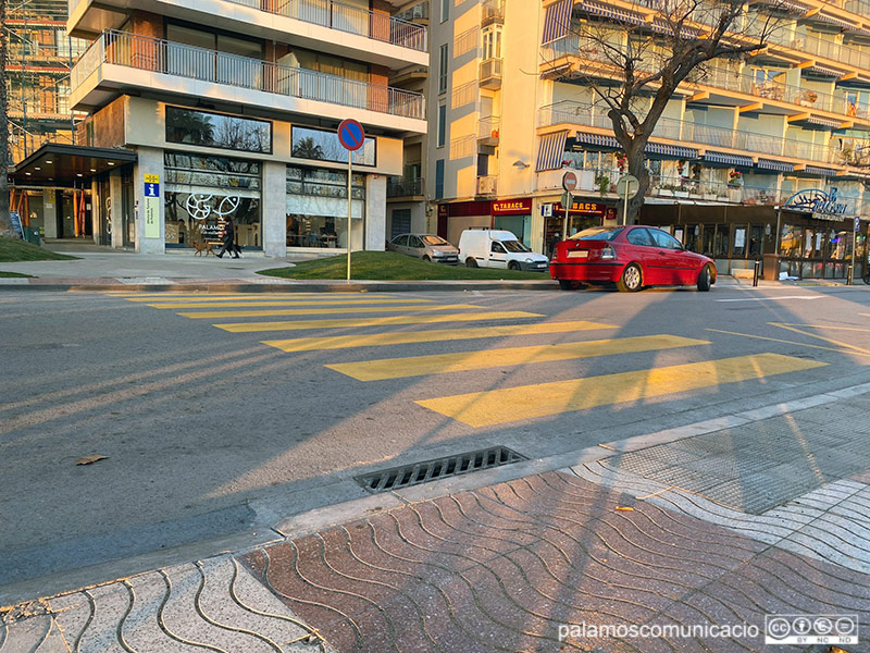El pas de peatons entre el passieg del Mar i l'Oficina de Turisme, ahir a la tarda.