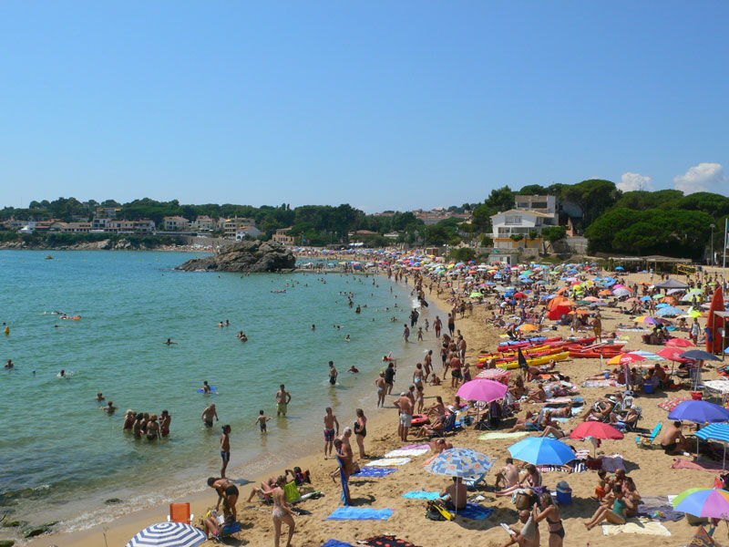 Imatge d'arxiu de la platja de La Fosca en plena temporada alta d'estiu.