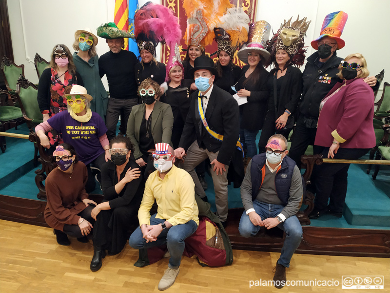 Reines i Carnestoltes d'altres anys amb representants municipals, ahir a l'Ajuntament.