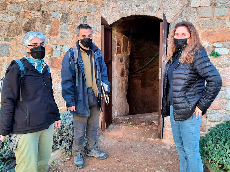 Tècnics municipals i geòlegs davant l'accés del refugi del pati de l'escola La Vila. (Foto: Ajuntament de Palamós).