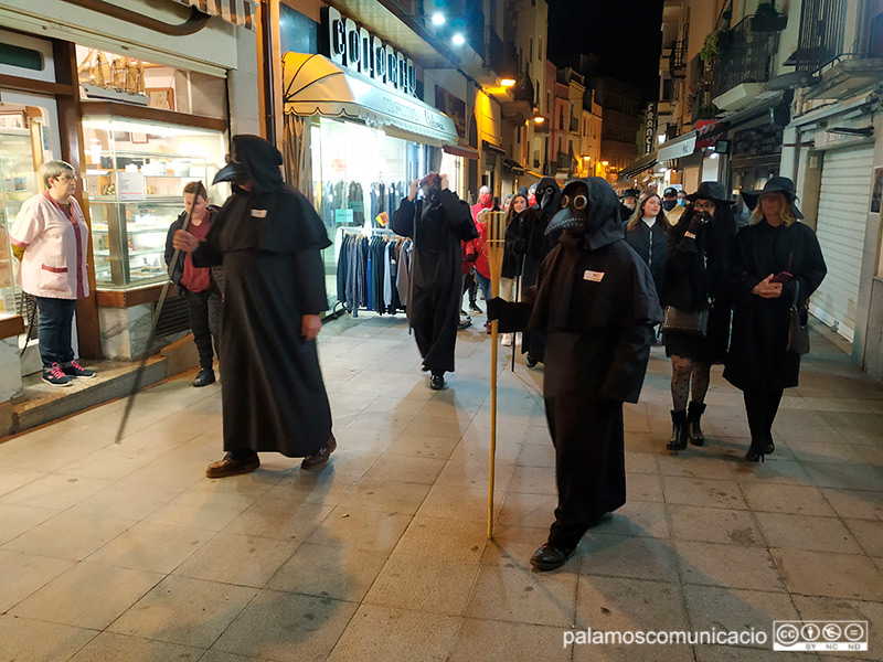 La 'Processó Negra' amb la Colla del Testament, va posar ahir el punt i final al Carnaval de Palamós.