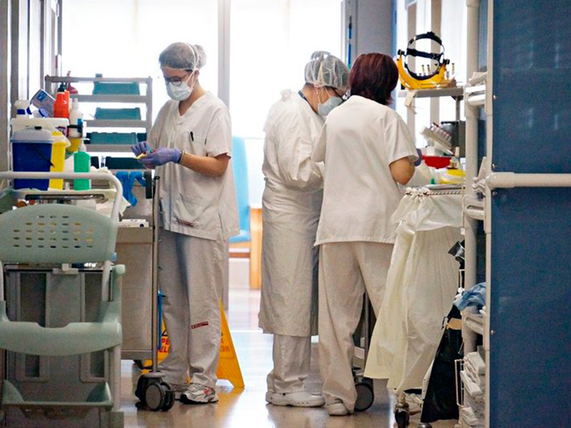 Personal sanitari a la planta COVID de l'hospital de Palamós, en una imatge d'arxiu. (Foto: SSIBE).