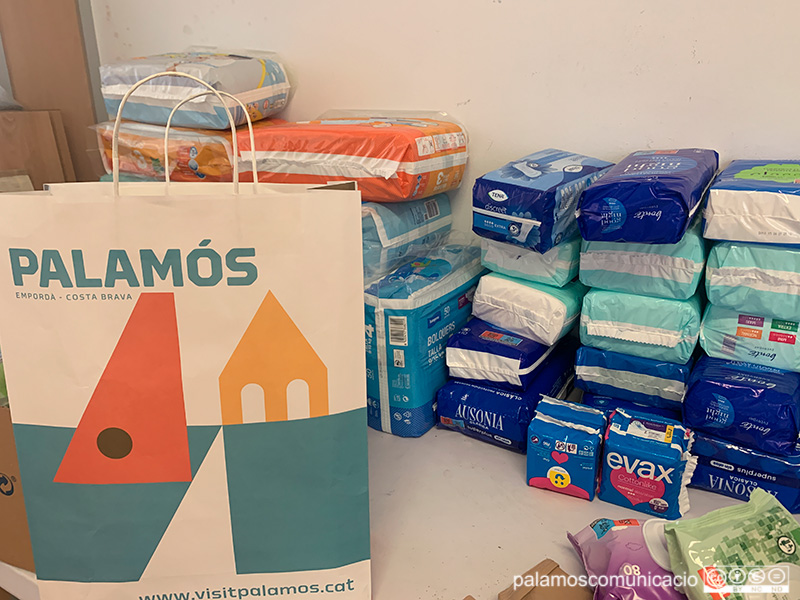 Medicaments i productes d'higiene personal recollits a l'edifici cultural del carrer d'Orient.
