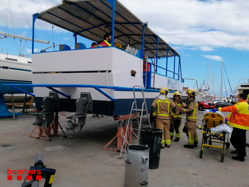 Els Bombers van evacuar les persones intoxicades. (Foto: Bombers de la Generalitat).
