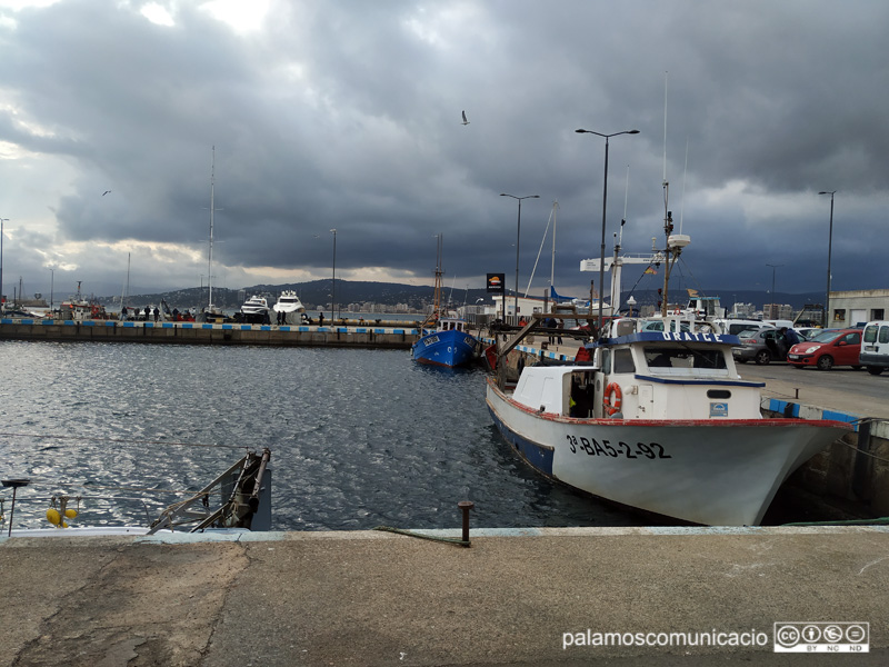 Cel ennuvolat el passat dimecres al port de Palamós.