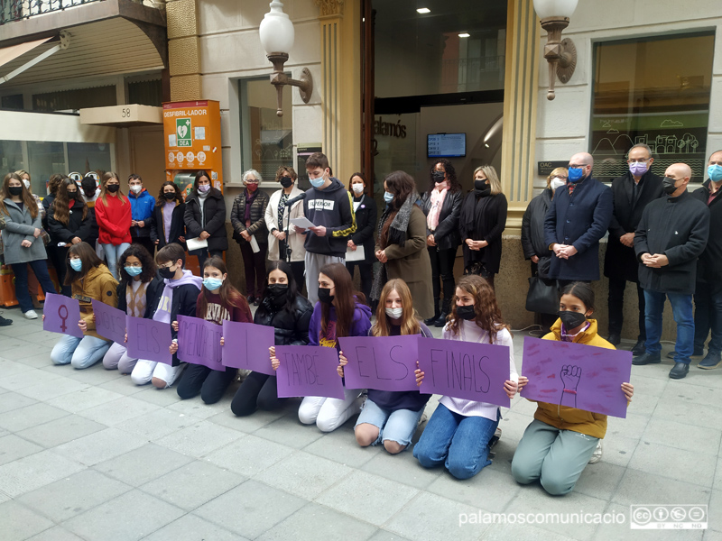 Palamós ha donat veu a les escolars de la vila en l'acte central del 8M, avui davant l'Ajuntament.