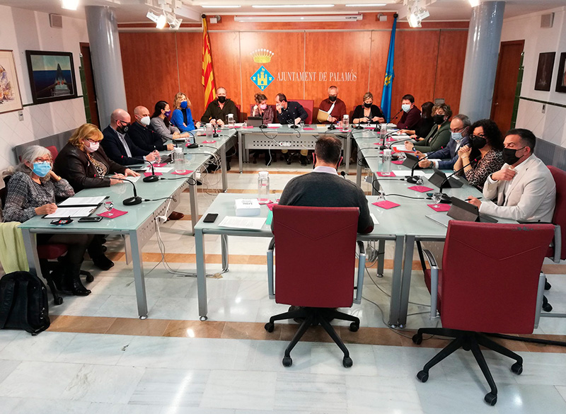 Represenants municipals en una sessió del Ple de l'Ajuntament de Palamós.