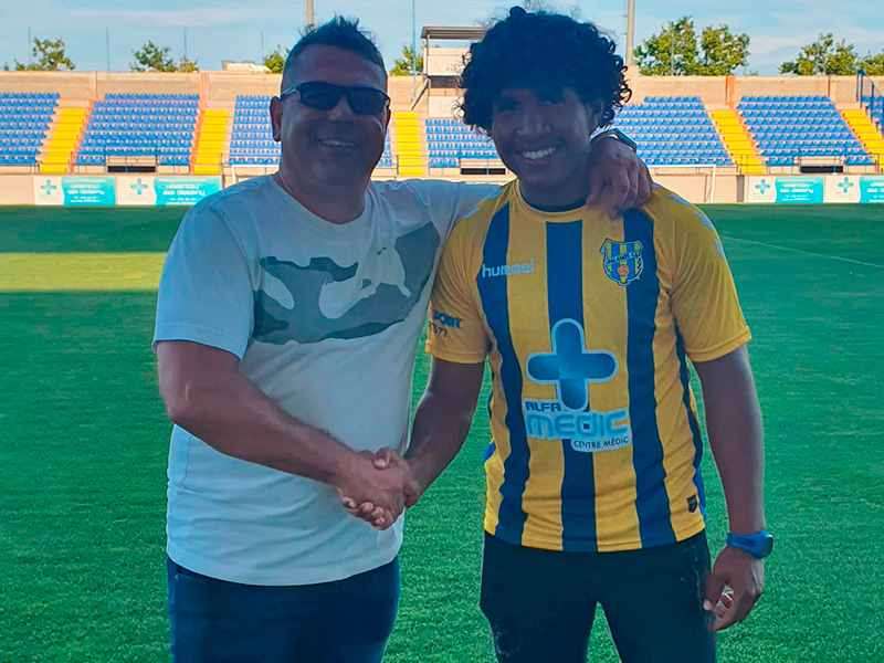 Peter Valencia amb l'entrenador del Palamós, Mario Fernández. (Foto: Palamós CF).