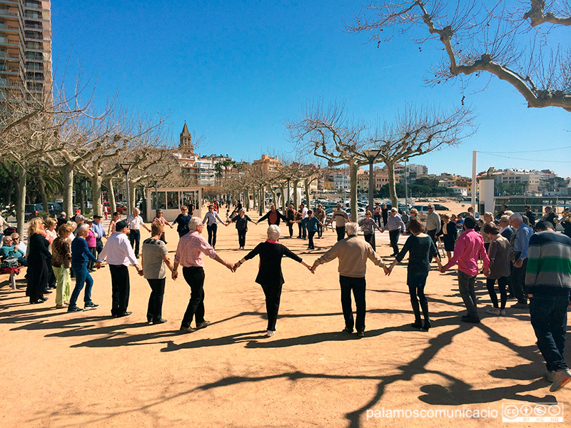 Sardanes al Passeig del Mar de Palamós, en una imatge d'arxiu.