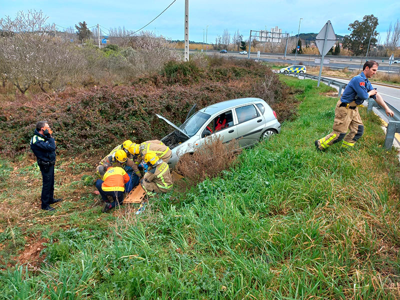L'accident va mobilitzar Policia Local, Bombers de la Generalitat i el Servei d'Emergències Mèdiques. (Foto: Ajuntament de Palamós).