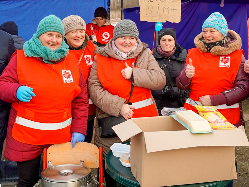 Persones voluntàries de Càritas Ucraïna, en un dels punts d'ajuda als refugiats. (Foto: Cáritas).