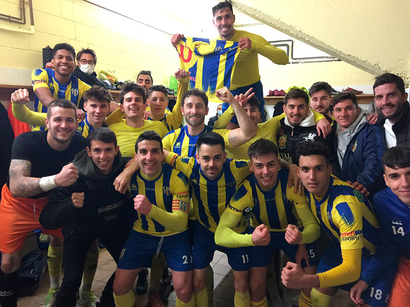 Els jugadors del Palamós celebrant la victòria de diumenge passat davant L'Escala. (Foto: Palamós CF).