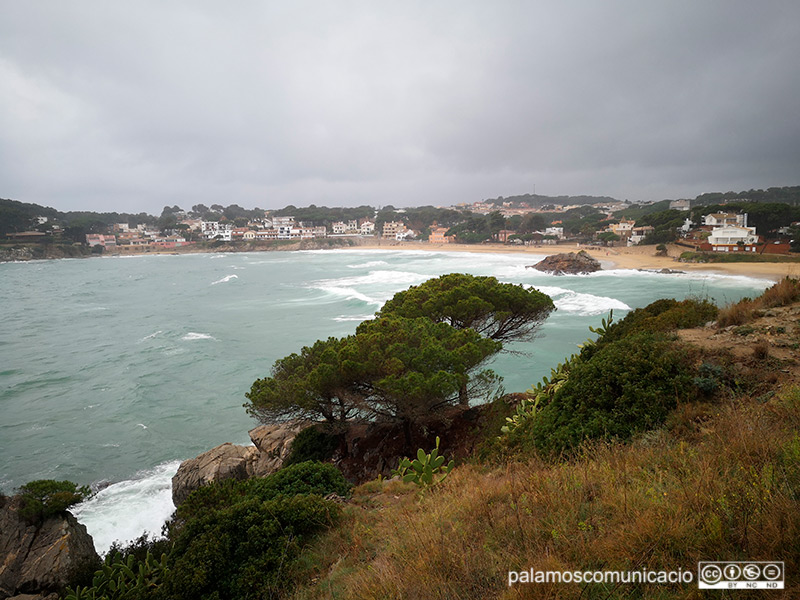 Fort onatge ahir a la tarda a la platja de La Fosca.