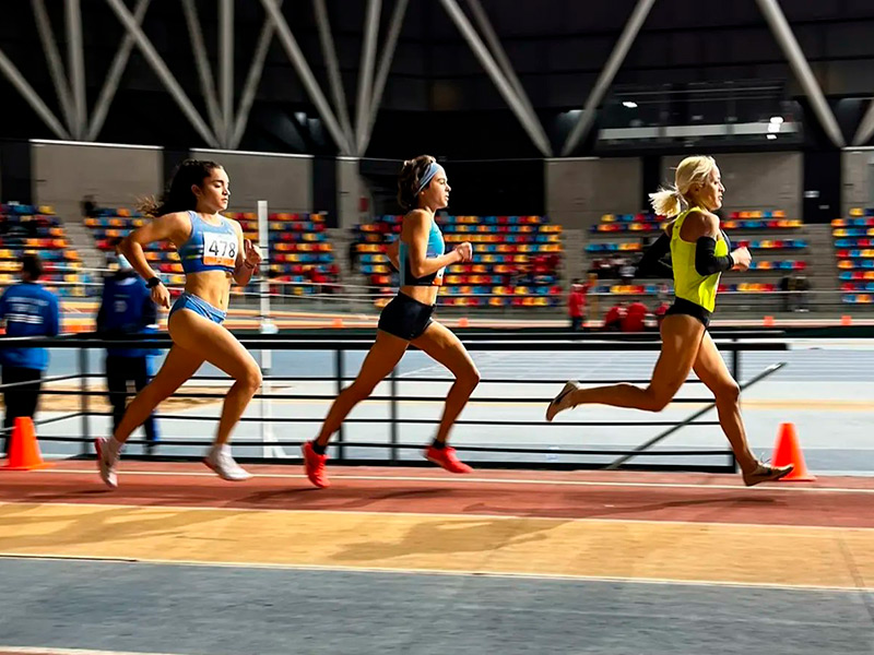 L'atleta de l'Associació Atlètica Palamós, Blanca Batlle, al centre de la imatge. (Foto: AA Palamós).