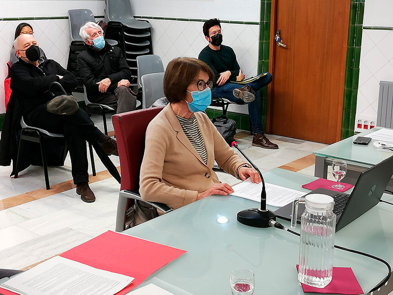 La Síndica de Greuges de Palamós, Fina Camós, va exposar al Ple la seva memòria anual. (Foto: Ajuntament de Palamós).