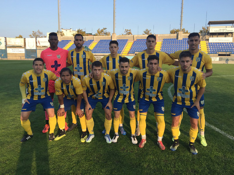 Els jugadors del Palamós amb la samarreta patrocinada per Alfamèdic, en un partit d'aquesta temporada. (Foto: Palamós CF).