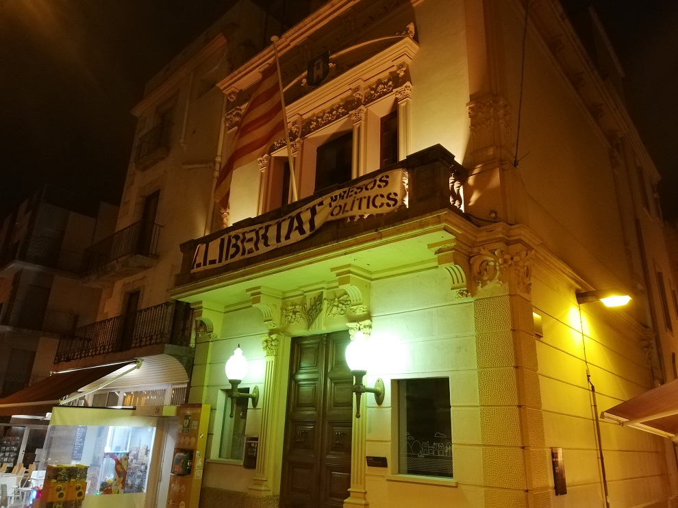 La façana de l'Ajuntament il·luminada de groc amb motiu del Dia Mundial de l’endometriosi.