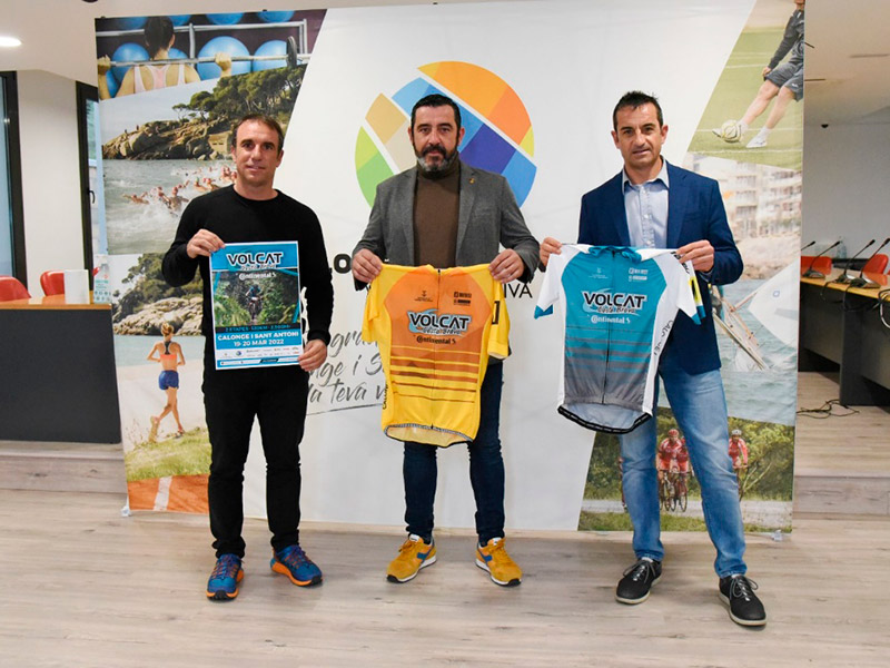 Presentació de la VolCAT Costa Brava 2022. D’esquerra a dreta, Albert Balcells, Sergi Orduña i Melcior Mauri. (Foto: Ajuntament de Calonge i Sant Anto